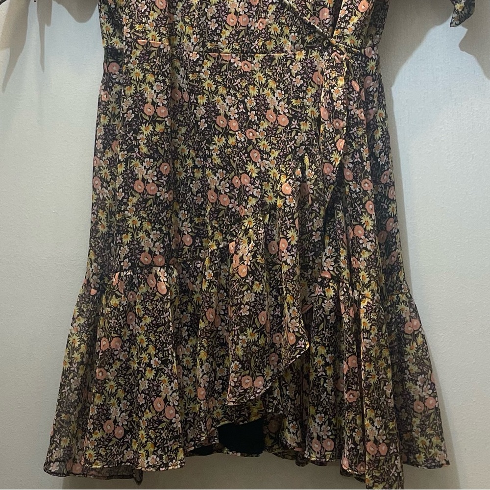 Lauren Conrad size Large wrap dress - Picture 3 of 6